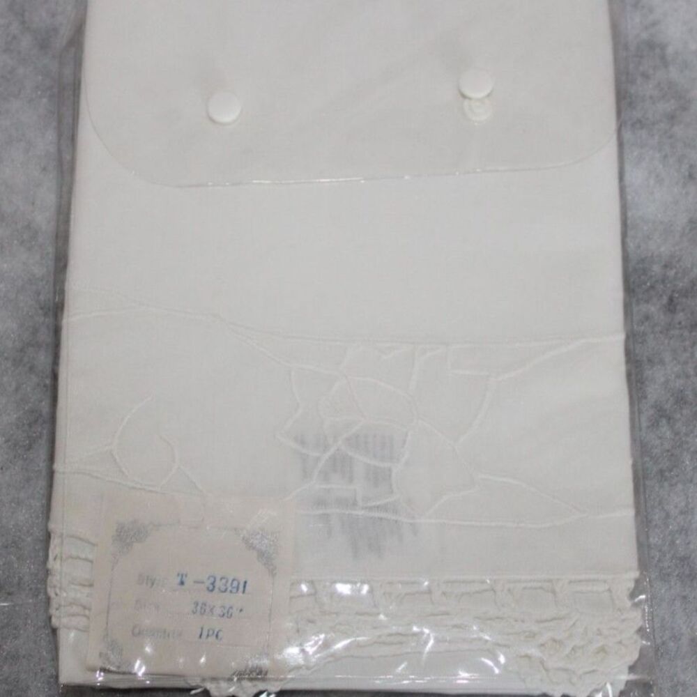 Vintage Orleans Hand Made Lace Table Topper 36" Round White Cream NIP - Picture 3 of 5